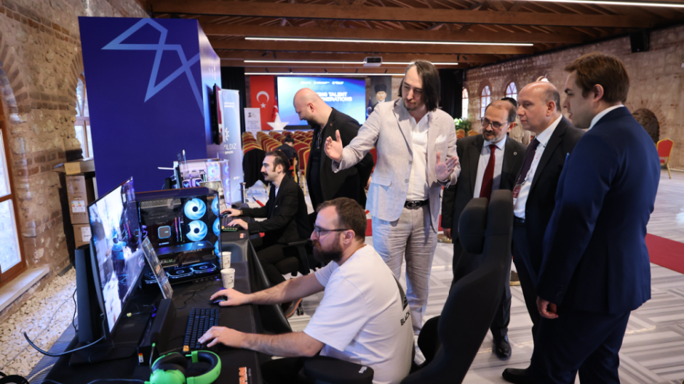 OECD heyeti Yıldız Teknik Üniversitesi'nde genç girişimcilerle buluştu