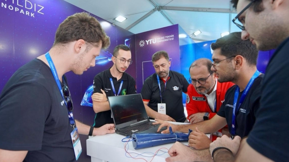 YTÜ Yıldız Teknopark Genel Müdürümüz TEKNOFEST’te Yıldızlı takımlarımızın stantlarını ziyaret etti